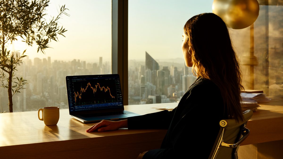 Crypto Falls 26–35% Amid War and High Rates