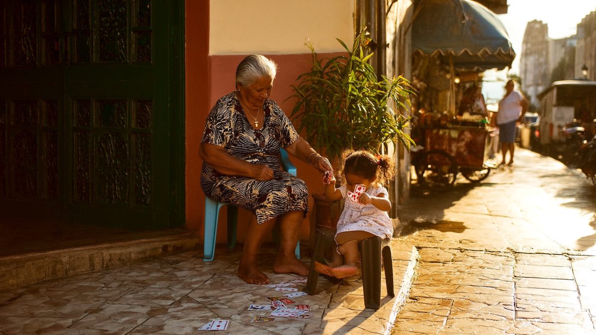 Abuelos y nietos: mucho más que una red de apoyo
